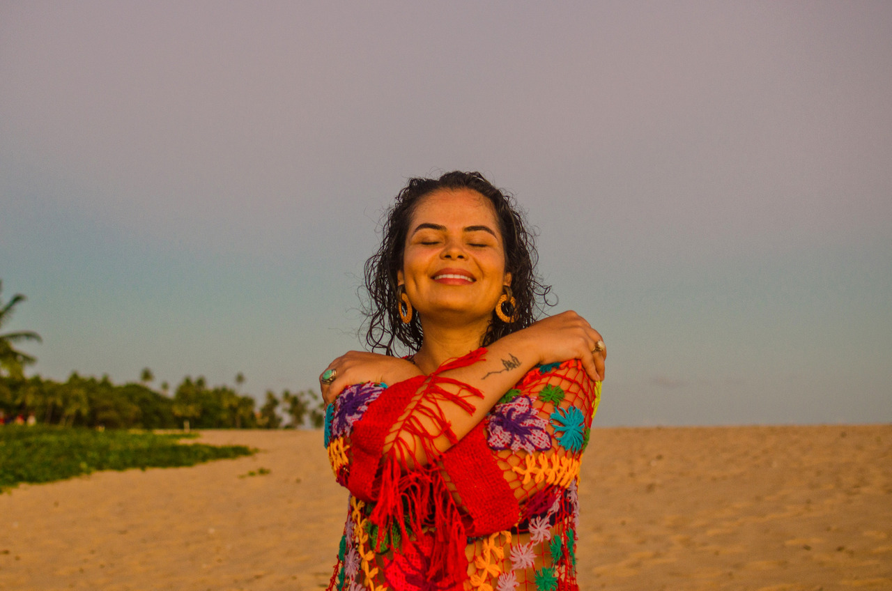Retrato feminino ao pôr do sol em Praia do Forte, Bahia. A fotografia destaca a conexão interior, a leveza e a autenticidade feminina. Esse ensaio fotográfico na praia valoriza o amor-próprio e a beleza natural, com cores quentes e luz dourada que refletem o encanto do litoral baiano.