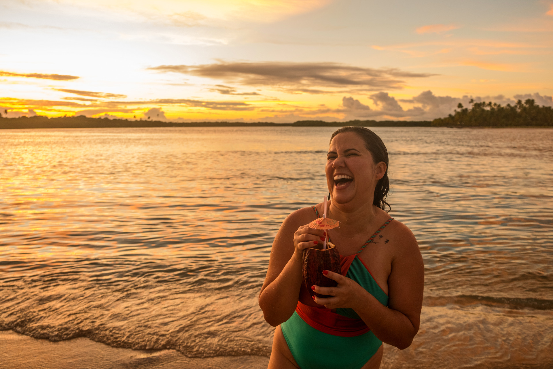 Mulher tomando um drink no cacau no rio do Inferno em Boipeba