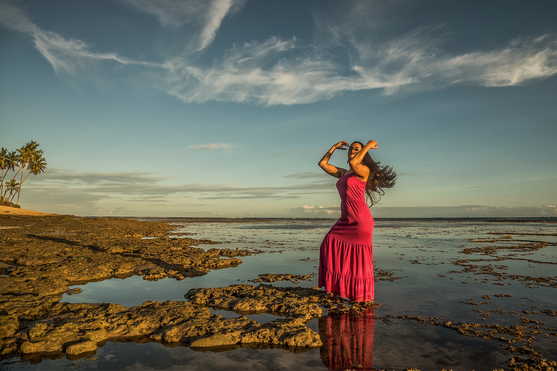 Mulher em um ensaio fotografico em Praia do Forte Bahia com a maré baixa