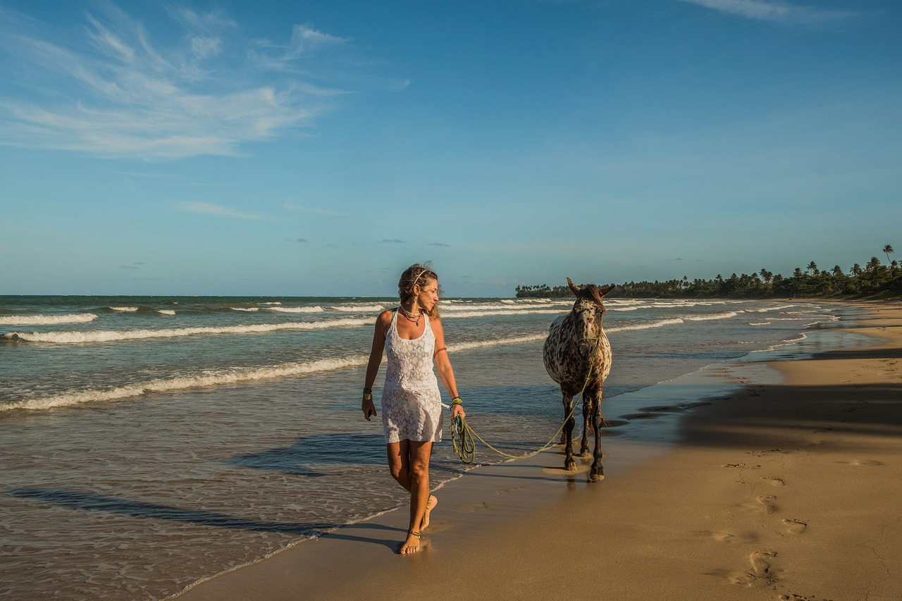 Ensaio feminino em Bainema, Boipeba, com cavalo na praia e cenário natural da Bahia.