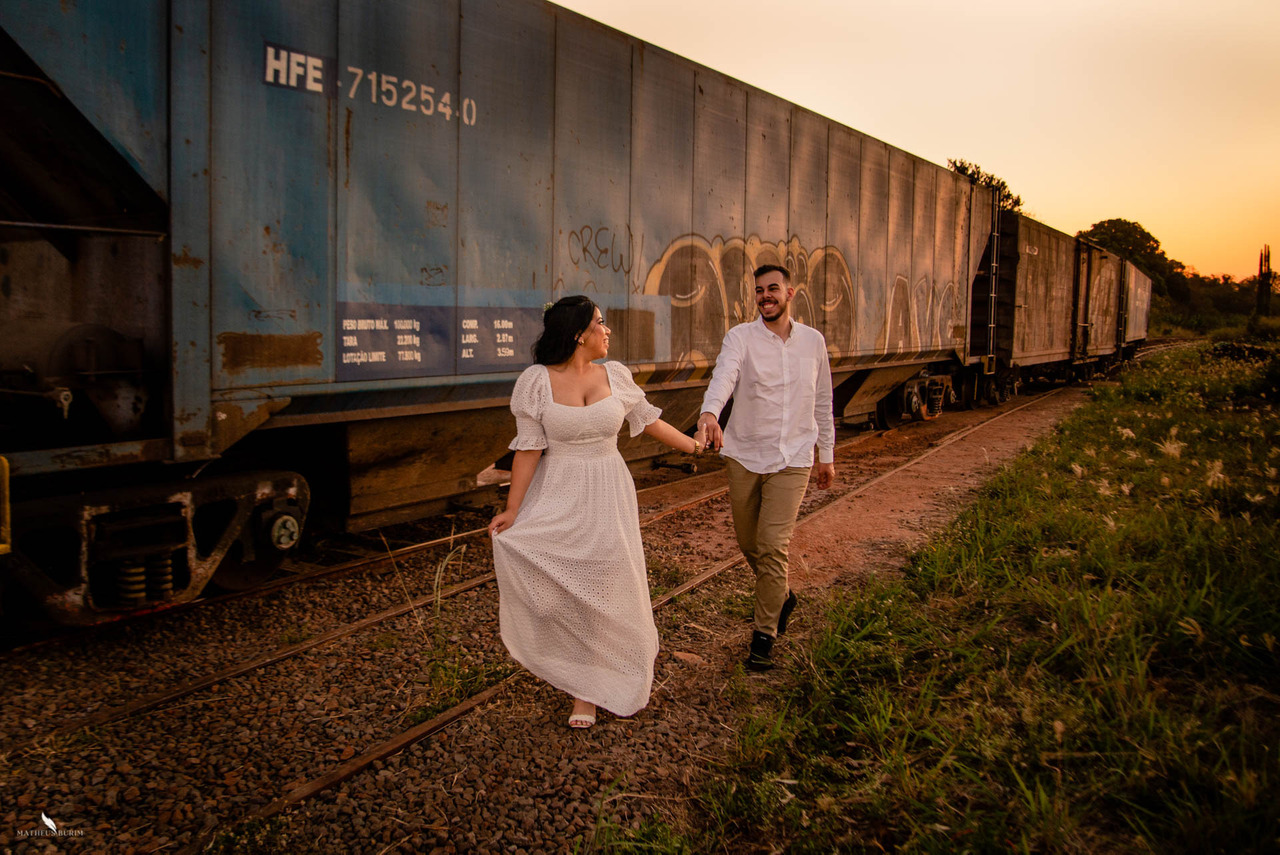 ensaio de casal trem abandonado, ensaio no trem, vagão de trem maringá, ensaio em maringa