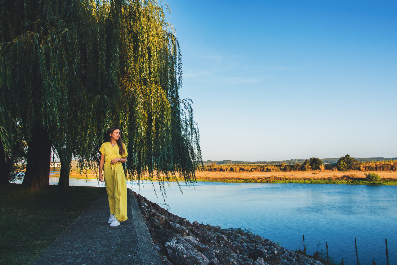 Mulher de amarelo junto a salgueiro no Parque da Barquinha, Vila Nova da Barquinha, durante sessão fotográfica de retrato