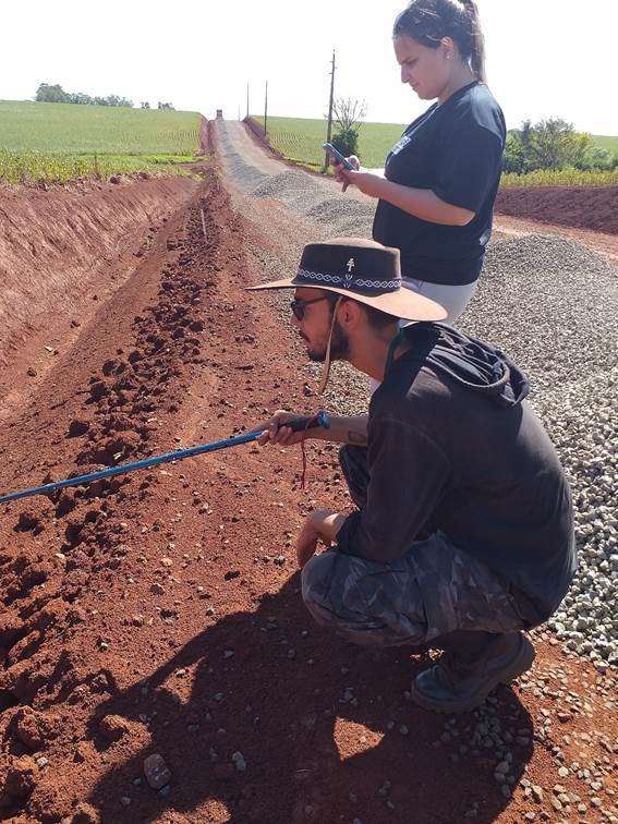 realização de estudo estratigráfico do perfil da estrada com descrição e detalhamento de evidências