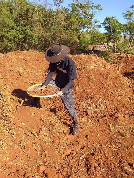 Arqueólogo realizando o processo de verificação da existência de vestígios na área de descarte