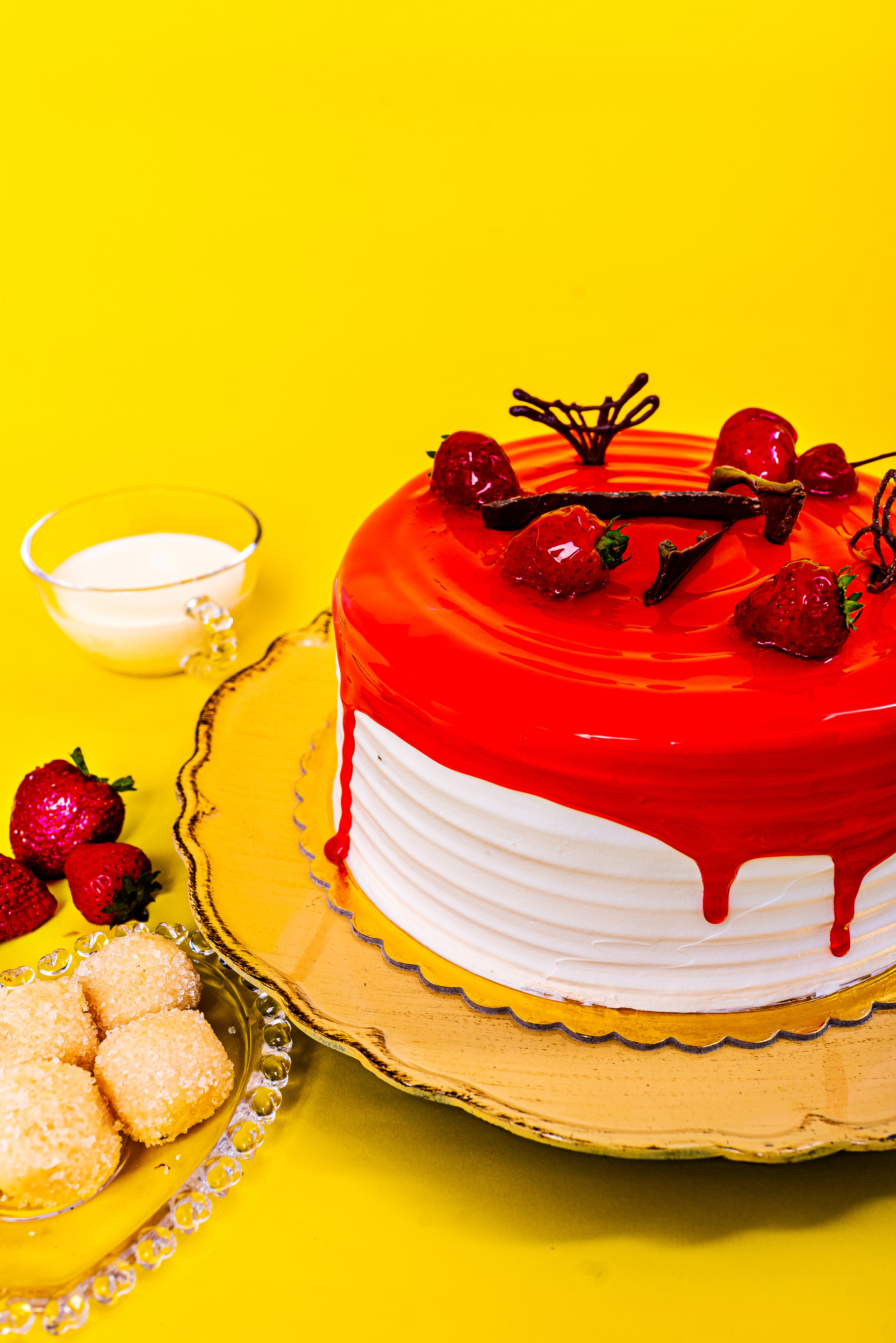 bolo com calda de morango