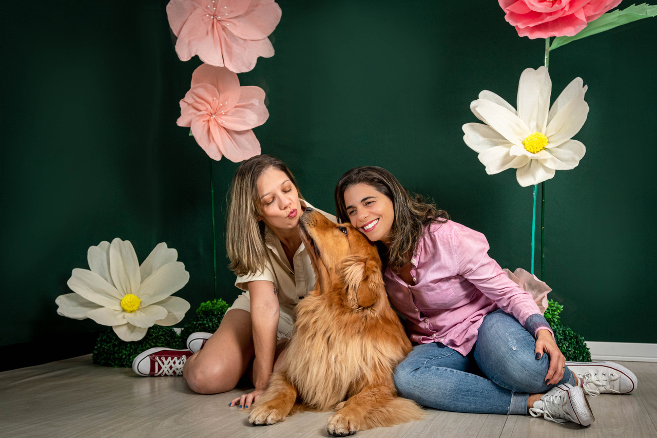 Ensaio de mãe de pet em estudio e cenário de flores gigantes - Two Clicks Fotografia Pet