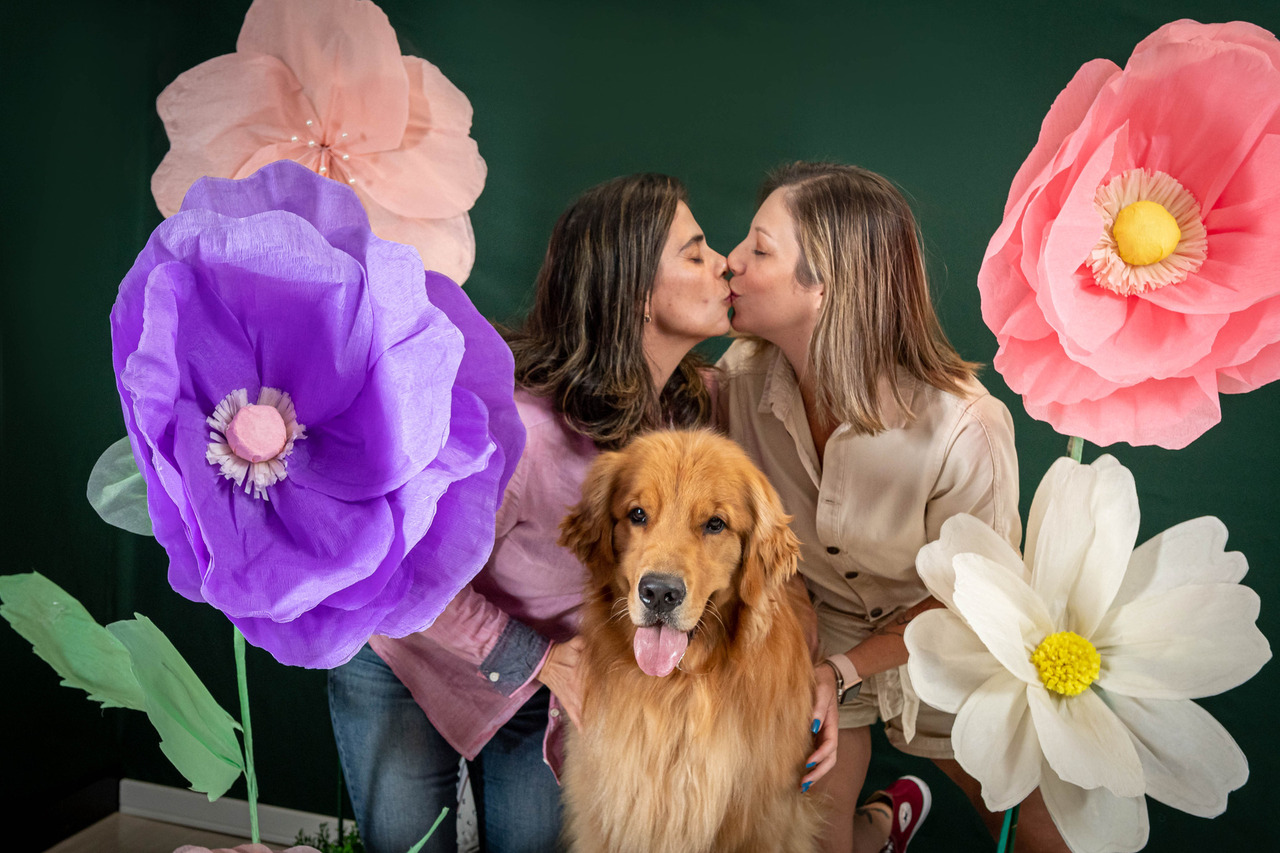 Golden Retriver, flores gigantes decorativa e mães de pet