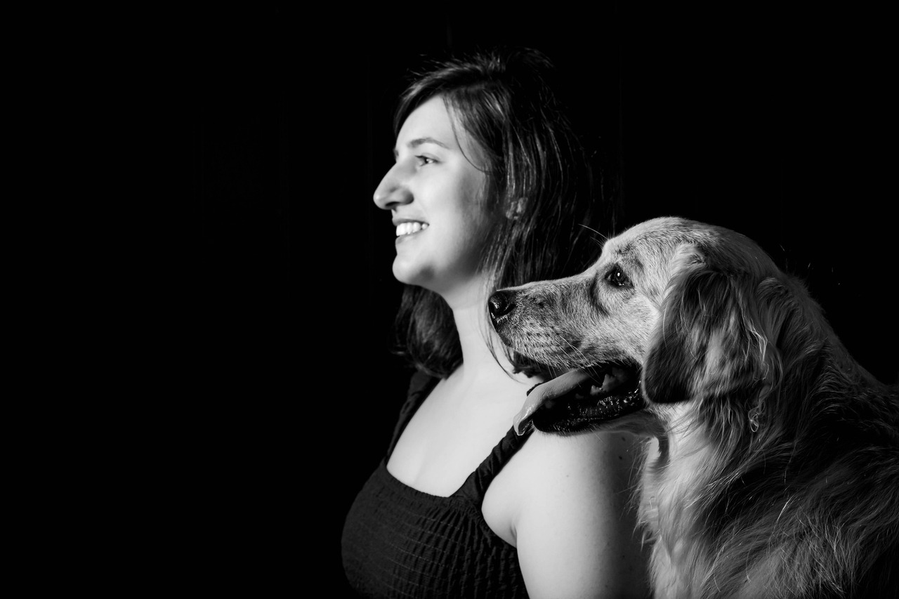 Experiência fotográfica pet em família com ambiente acolhedor e iluminação profissional, criando lembranças para todo sempre.