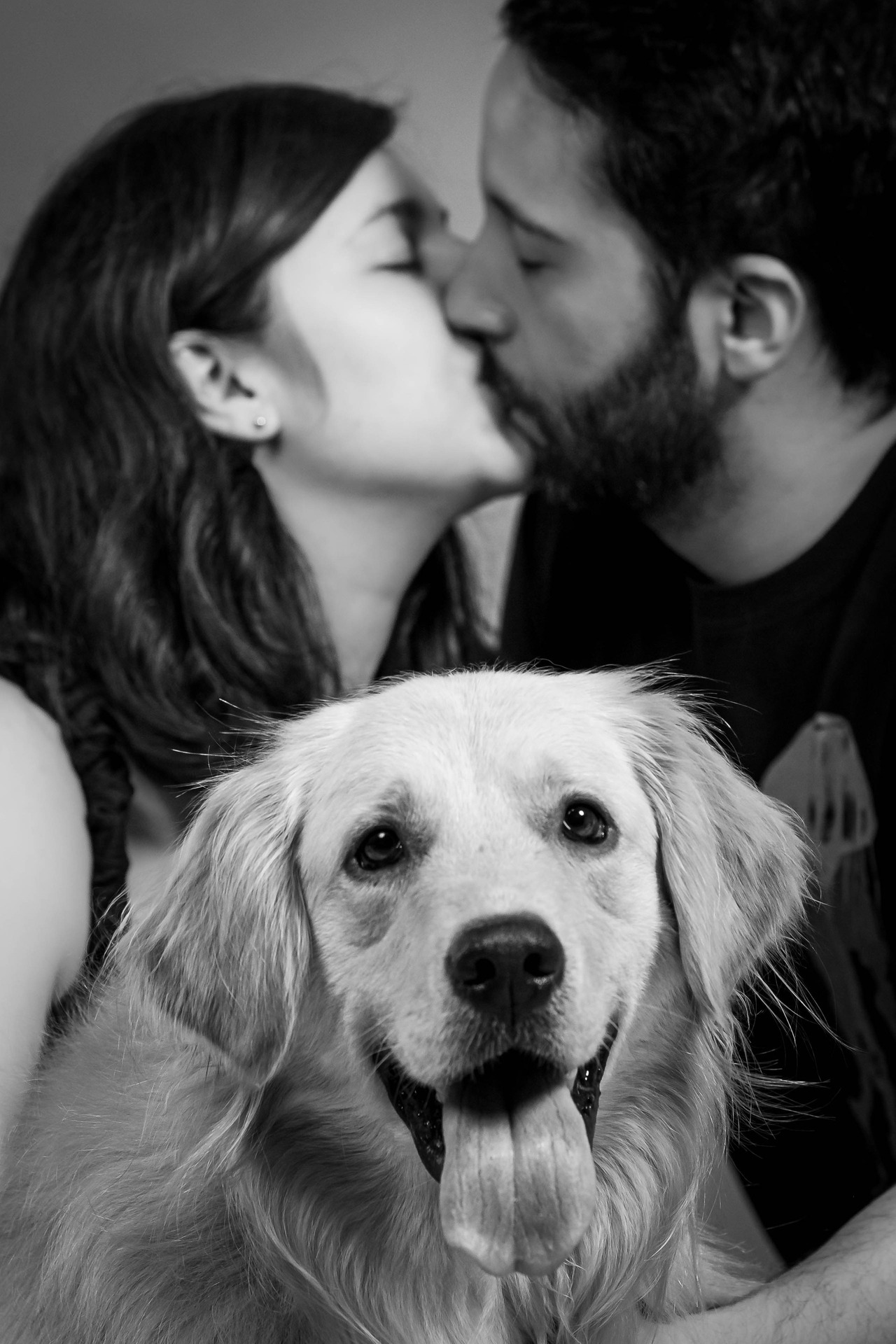 Momento espontâneo entre família e pet durante ensaio fotográfico profissional, destacando conexão emocional e memória afetiva.