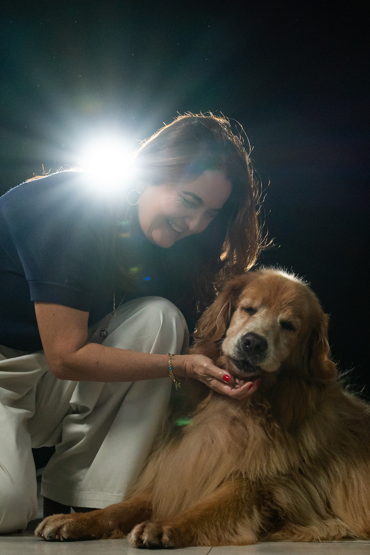 mãe com cachorro em ensaio pet dia das mães em estúdio, fotografia pet emocional