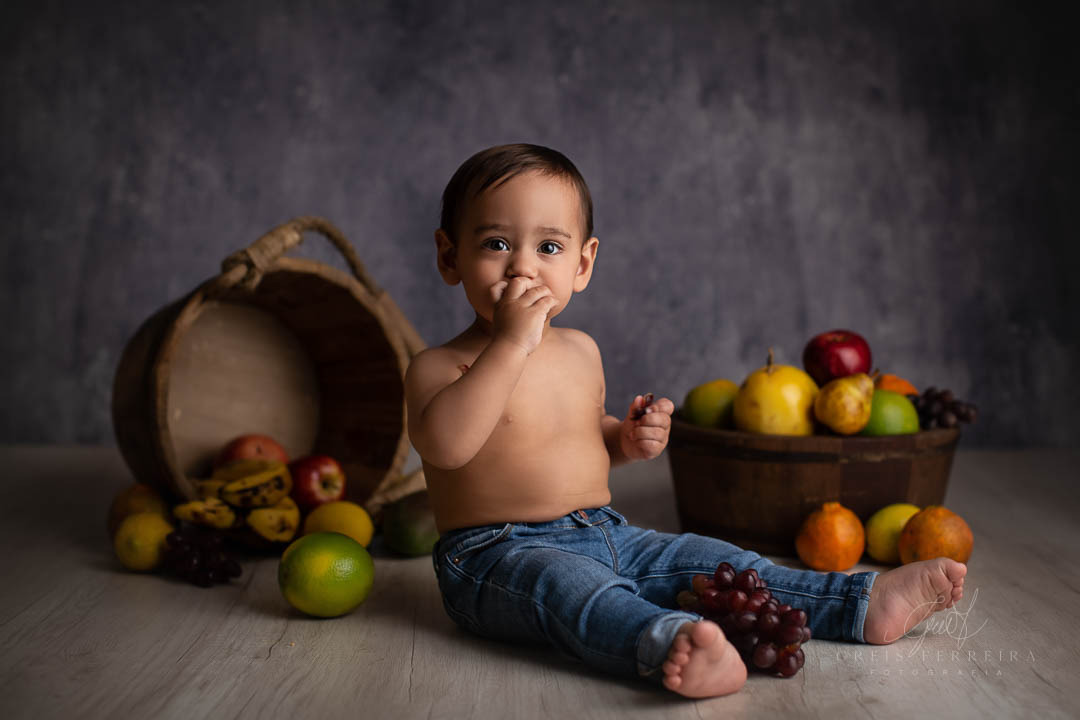 ensaio de bebe com fruta banana laranja maça mexerica