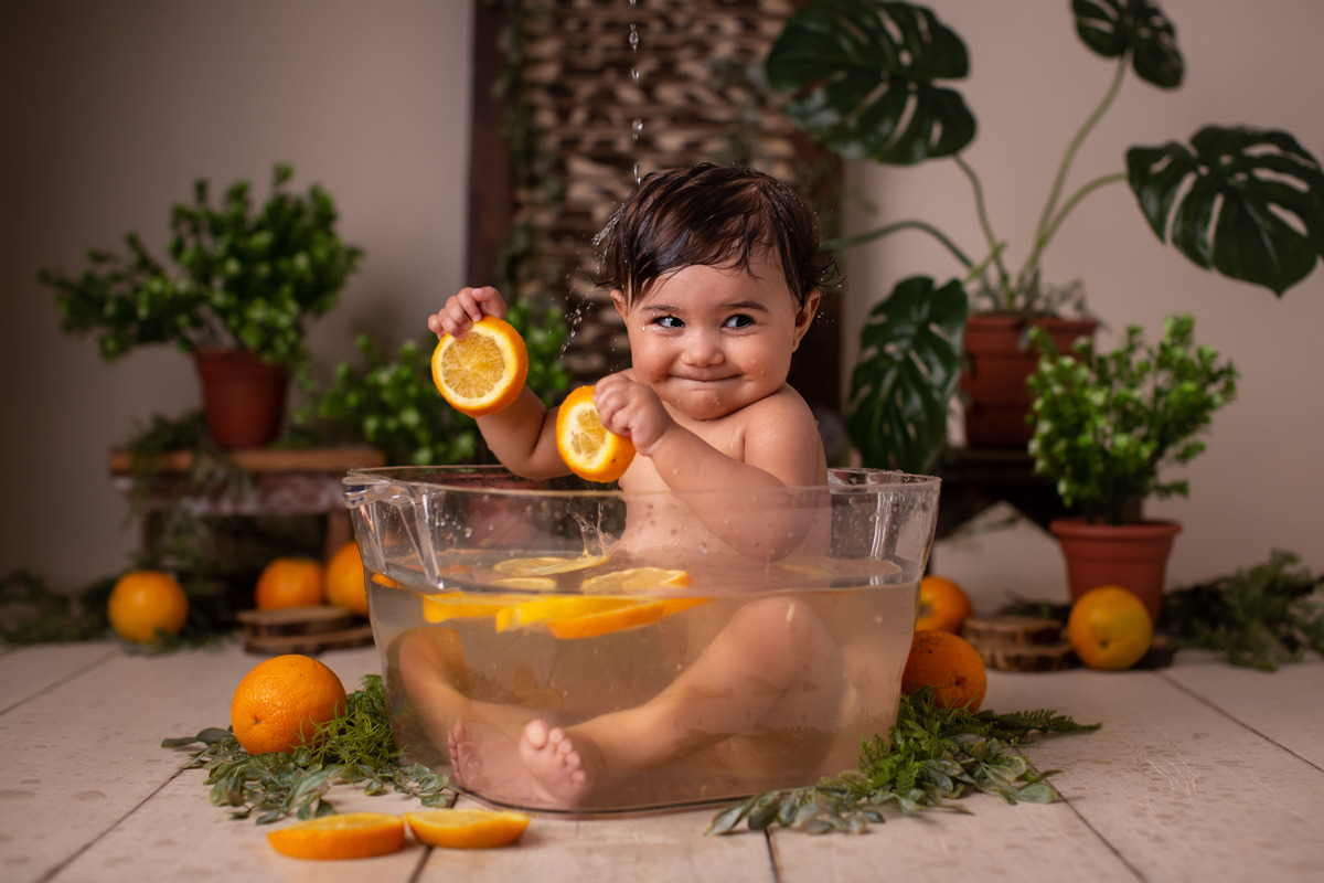 ensaio de bebe na banheira banho de fruta laranja