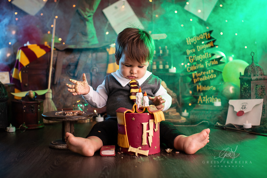 ensaio de bebe menino com bolo do harry potter