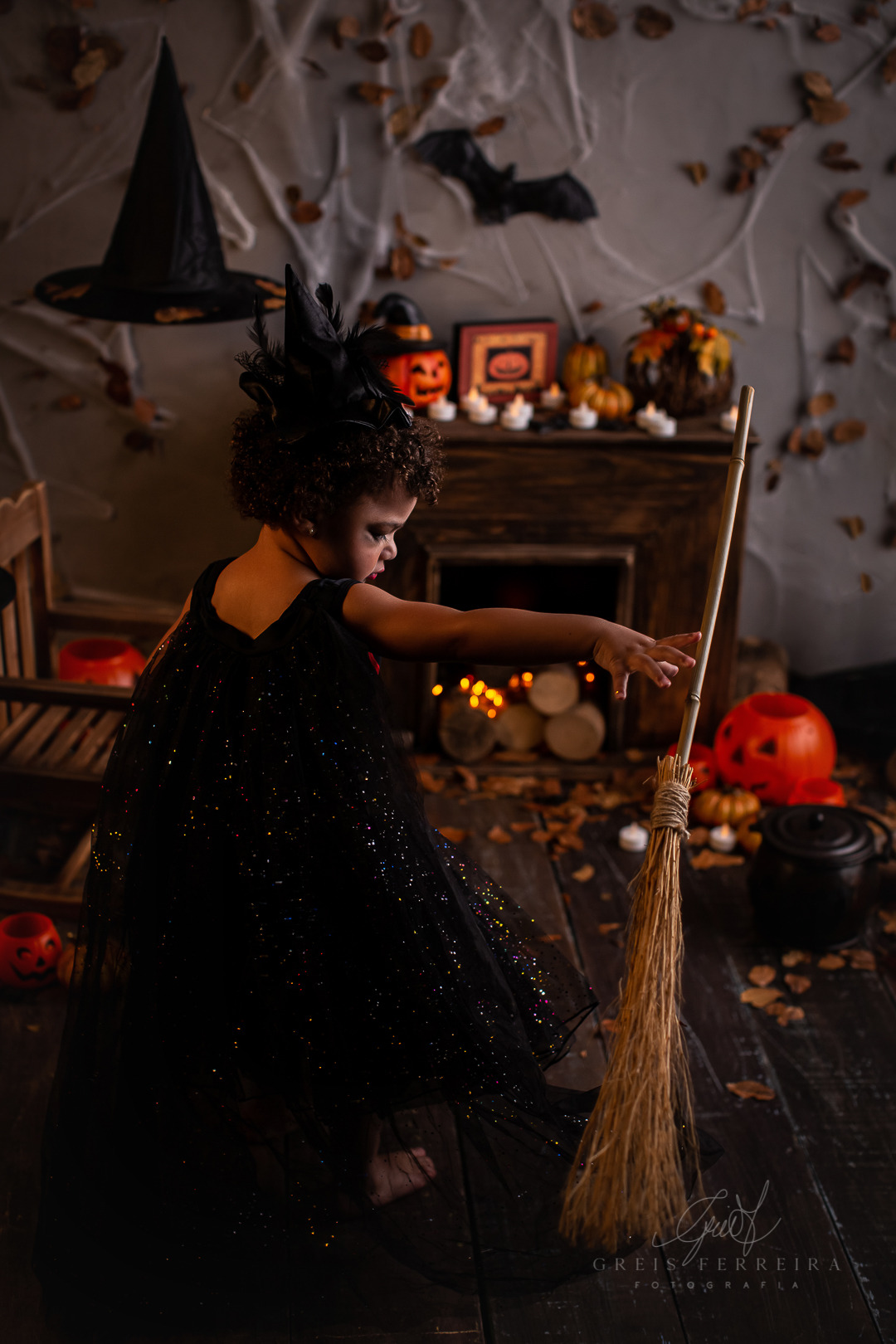 ensaio de halloween infantil em bh de bruxa