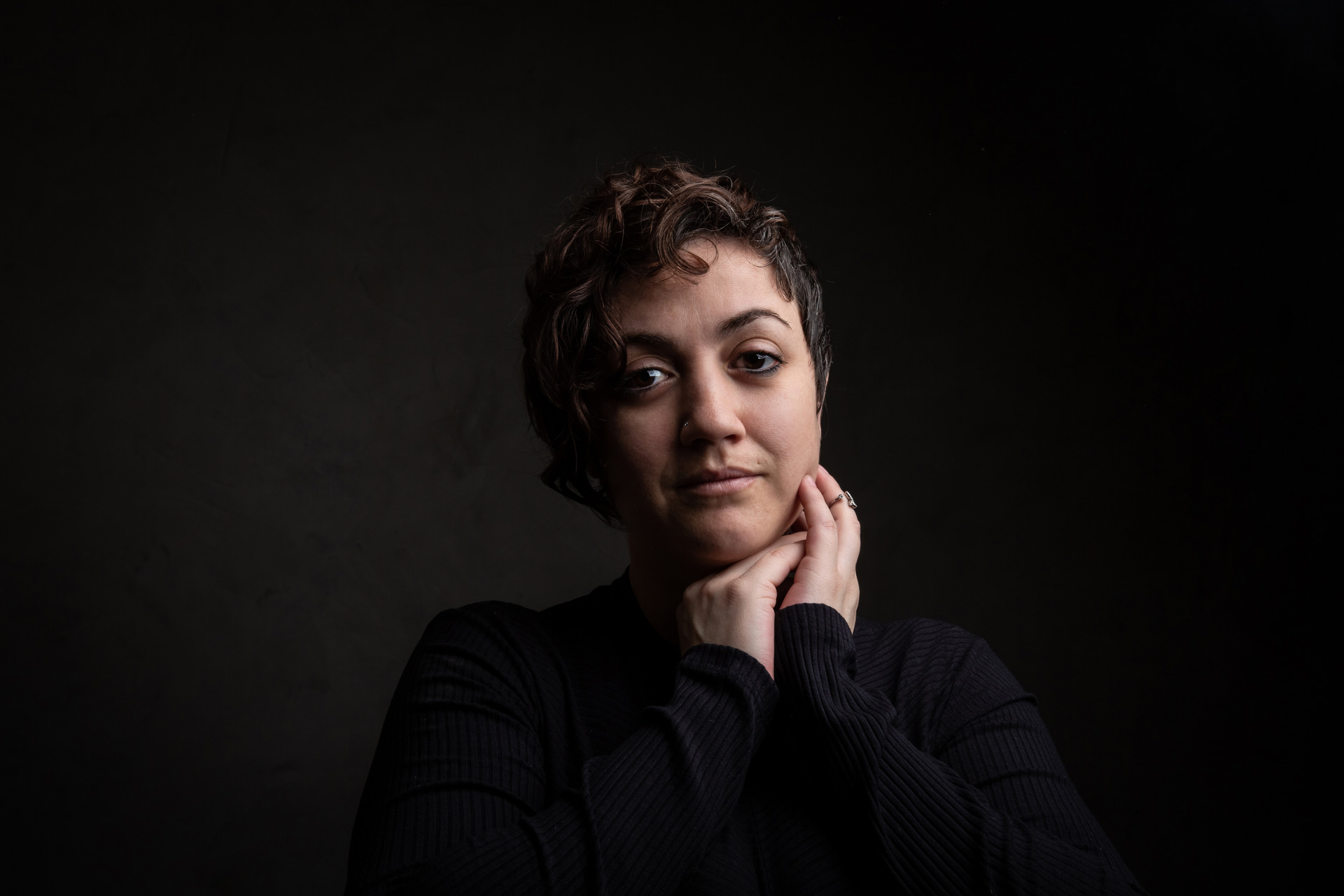 nanda greis mulher fundo preto