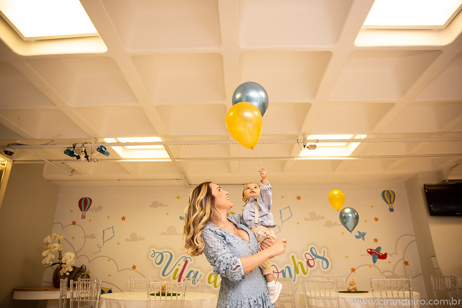 foto de mae com filho em aniversario infantil de 1 ano no buffet vila dos sonhos