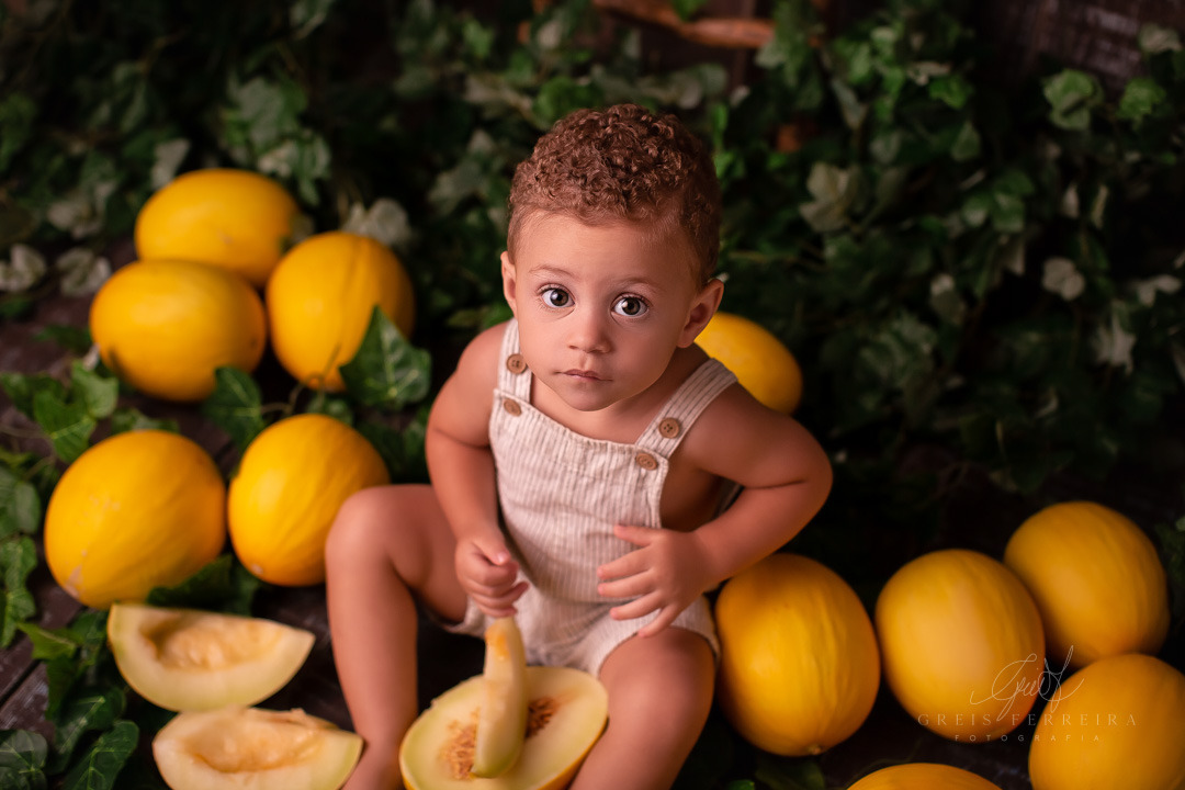 bebê comendo melão