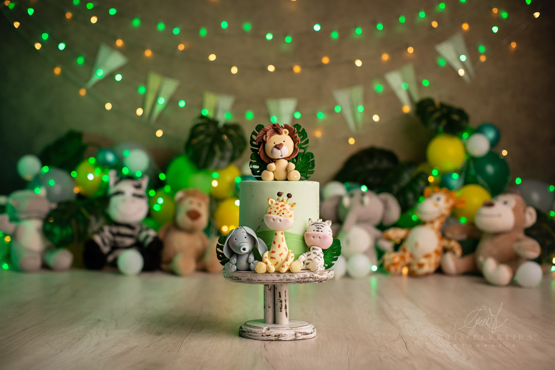 Smash the Cake safari com tons verde leao bolo de aniversario ensaio de bebe 1 ano