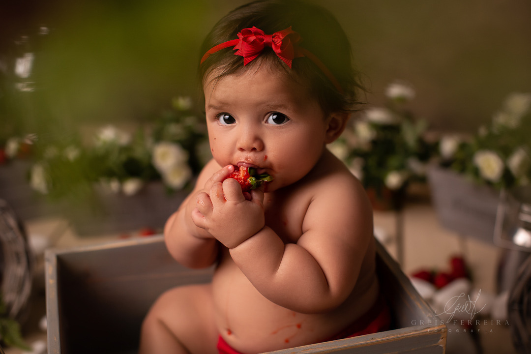 Foto de bebe comendo morango 8 meses