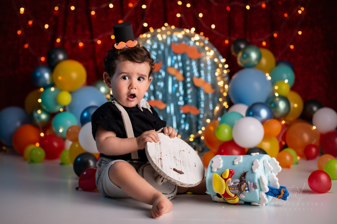 Ensaio de bebe menino Smash the Cake do circo do mundo bita com bolo de aniversario para festa de 1 ano 