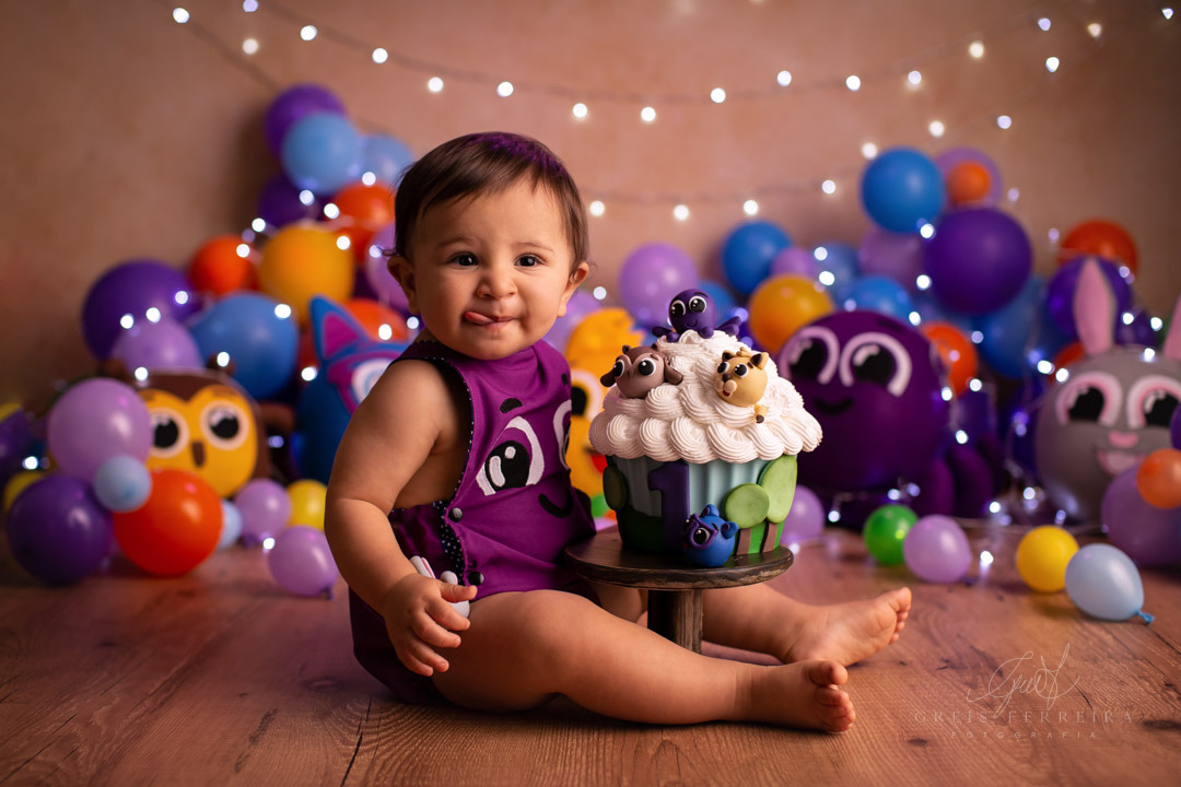 Ensaio de bebe menino Smash the Cake Bolofofos com bolo de aniversario para festa de 1 ano