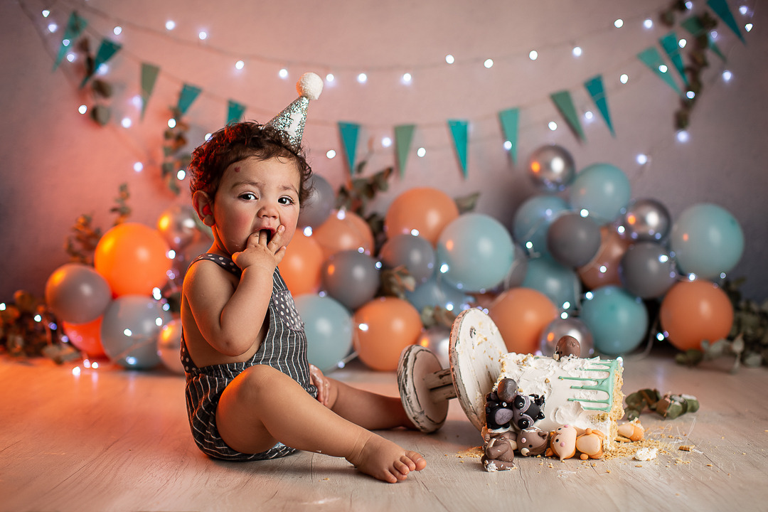 Ensaio de bebe menino Smash the Cake bosque tribal com bolo de aniversario para festa de 1 ano