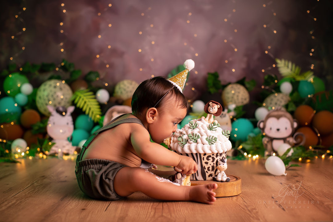 Ensaio de bebe menino Smash the Cake Safari com bolo de aniversario para festa de 1 ano 