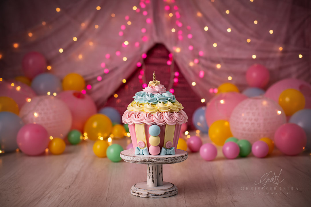 Smash the Cake Circo Rosa com amigurumi tenda rosa e vermelha  com suporte de bolo de aniversario branco e big cupcake