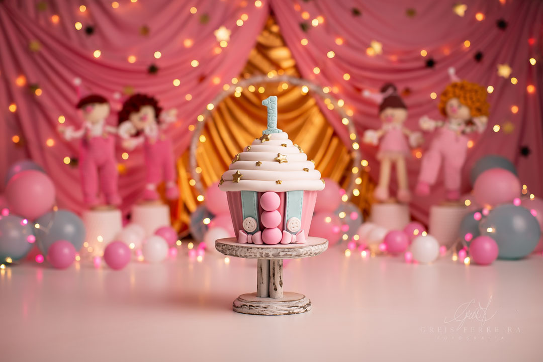 Smash the Cake Circo Rosa de palhacinha de amigurumi tenda rosa com suporte de bolo de aniversario branco e bolo big cupcake