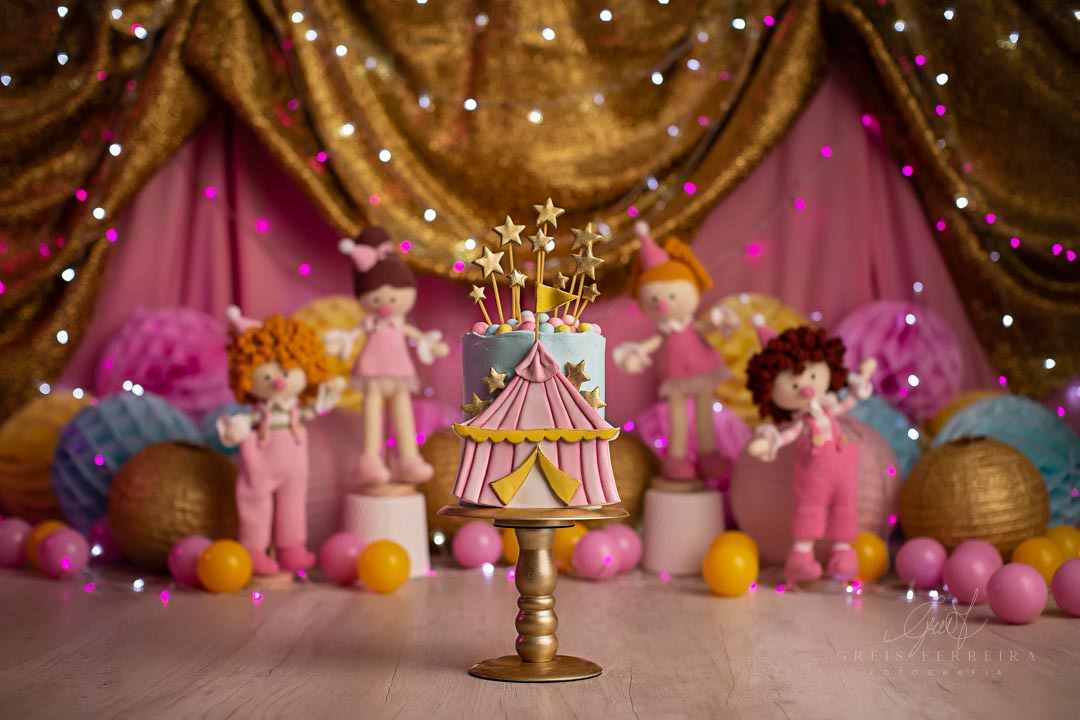 Smash the Cake Circo Rosa com amigurumi tenda dourada e rosa  com pedestal dourado com bolo de aniversario em formato de tenda