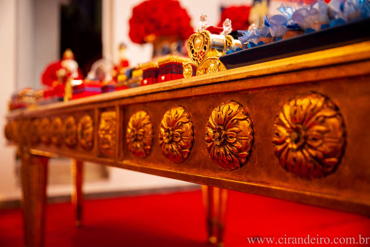fotografia de aniversario em buffet infantil de menino 1 anos em festa com tema realeza