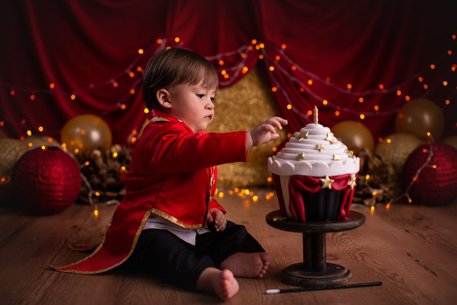 Smash the Cake ensaio bebe 1 ano tema circo magico com bebe cenario com tenda e baloes