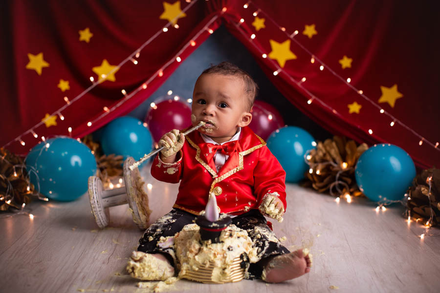 Smash the Cake ensaio bebe 1 ano tema circo magico com bebe cenario com tenda e baloes