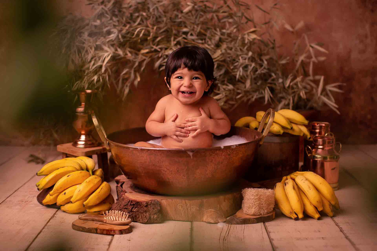 bebe tomando banho em tina de cobre banana