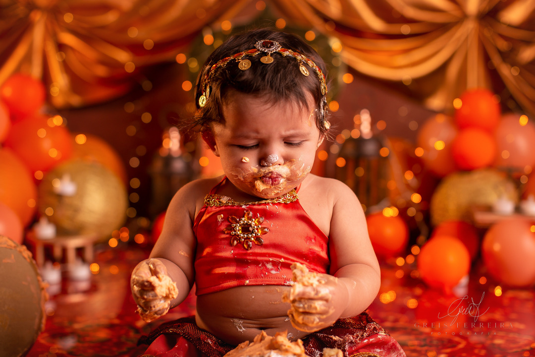 smash the cake ensaio bebe fazendo careta depois de comer bolo