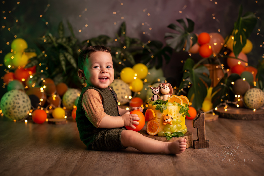 criança 1 ano sorrindo smash the fruit bolo melancia amarela com apliques de laranja e topo de bolo de safari leao macaco