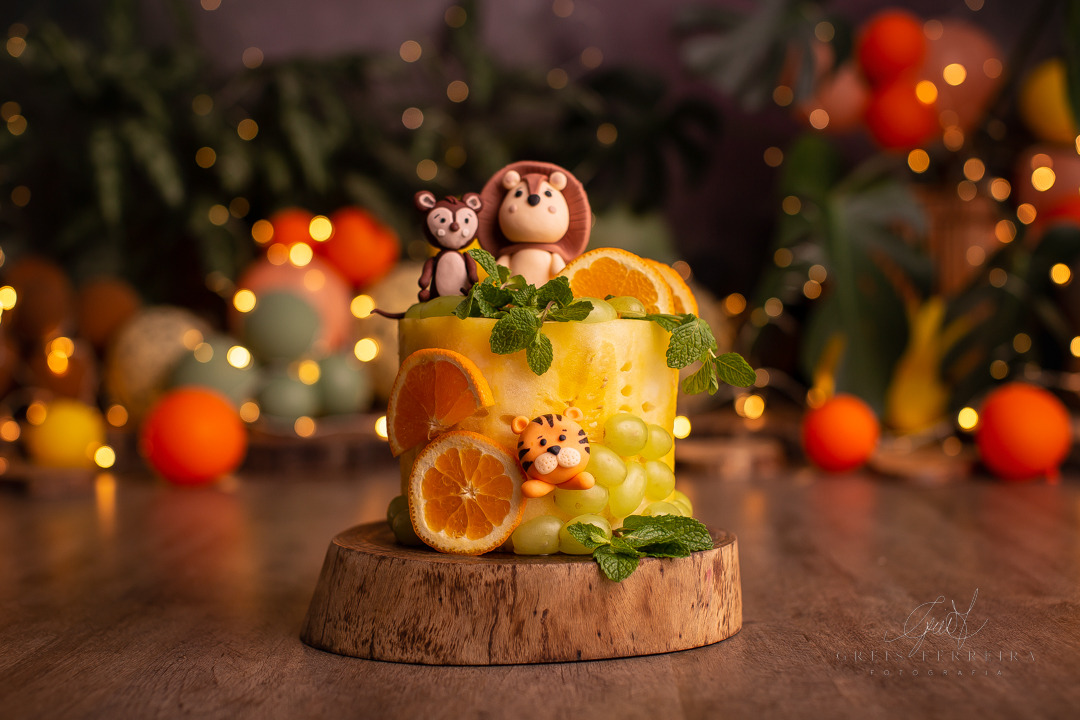 smash the fruit bolo melancia amarela com apliques de laranja e topo de bolo de safari leao macaco