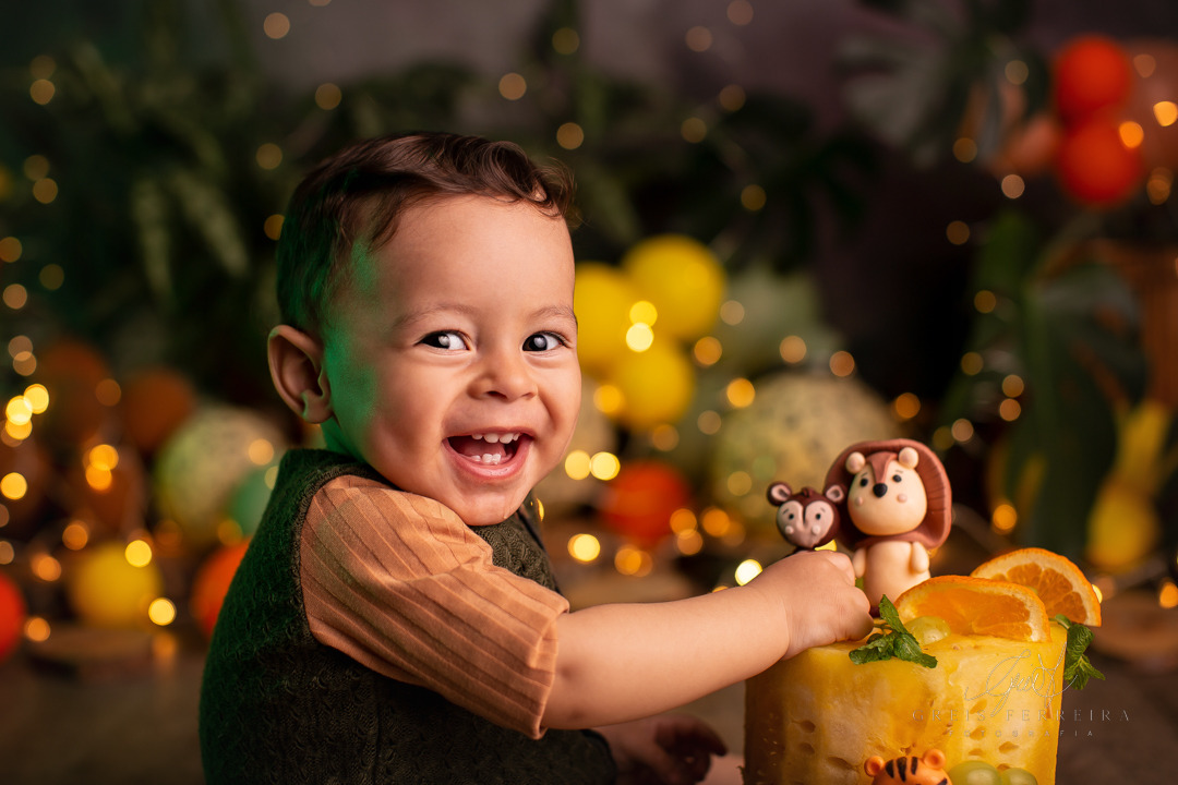 criança 1 ano sorrindo smash the fruit bolo melancia amarela com apliques de laranja e topo de bolo de safari leao macaco