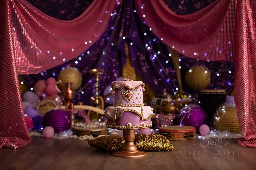 Bolo para Smash the Cake de pasta americana com tema de princesa árabe