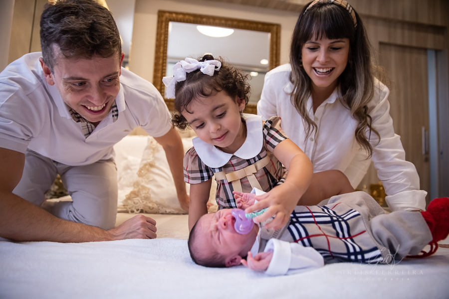 fotografia foto ensaio newborn recem-nascido bebe menino com familia casa lifestyle
