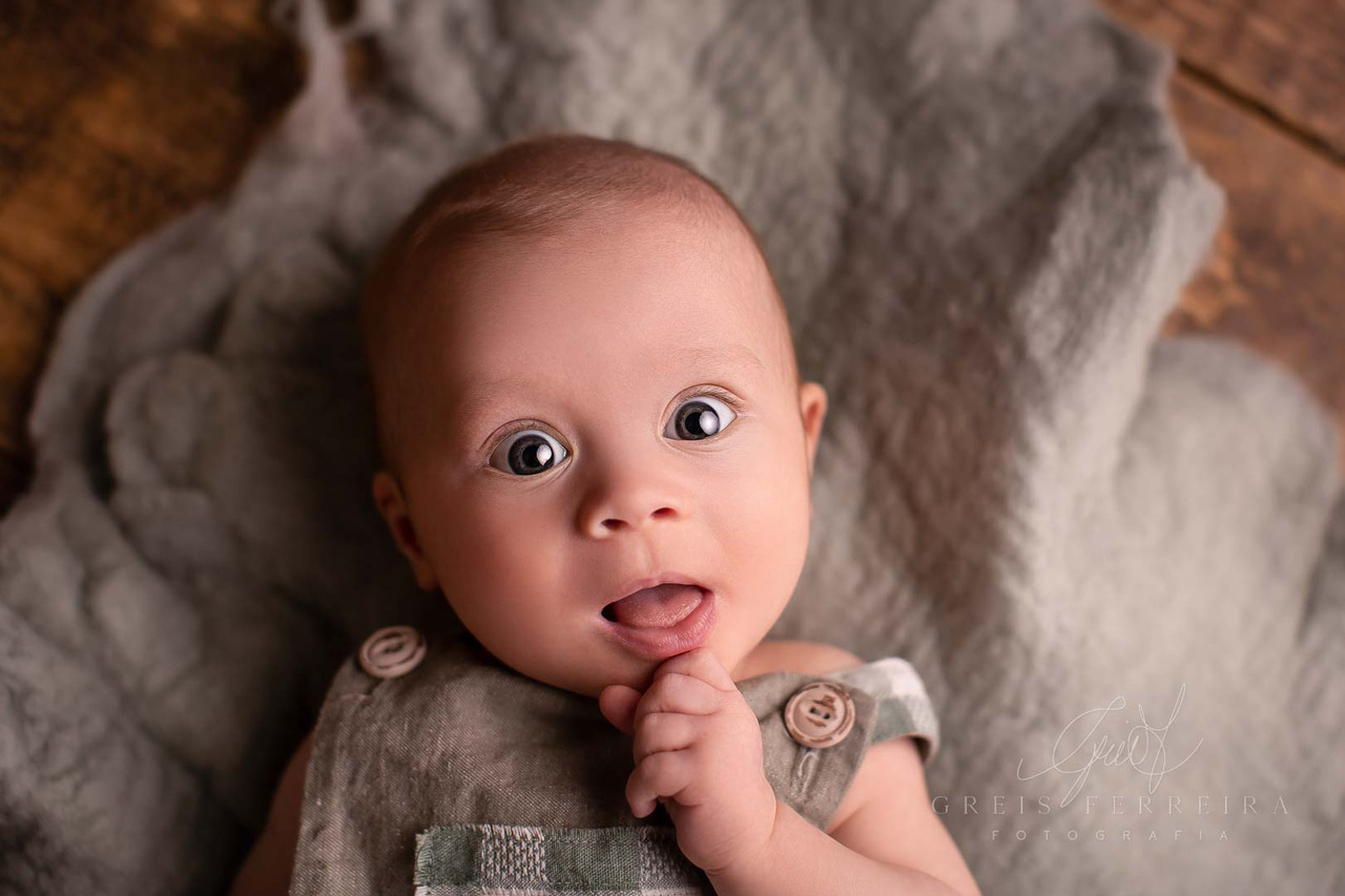 Ensaio de bebê foto menino lindo 4 meses tons cinzas fotografia profissional
