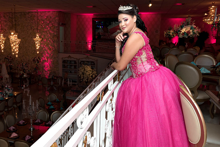 Robson Dias Fotografia - Festa de 15 nos e Ensaio Debutante posando para foto no Castelo Marilias Buffet em Embu - SP