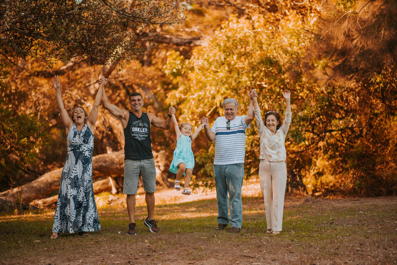 família feliz em book fotográfico realizado por aline fontes em bento gonçalves