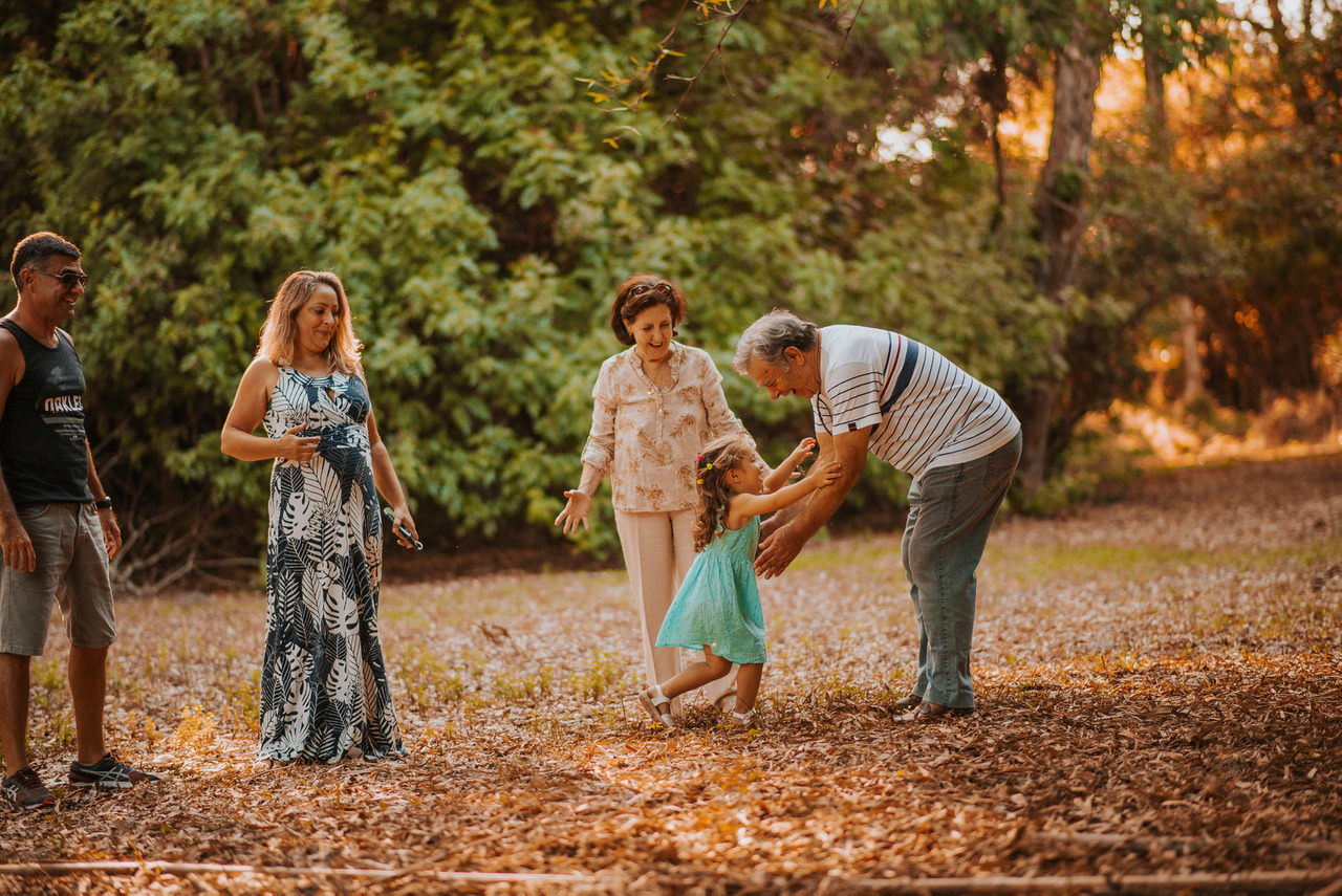 foto dos avós segurando a netinha enquanto os pais olham, em bento Gonçalves no vale dos vinhedos