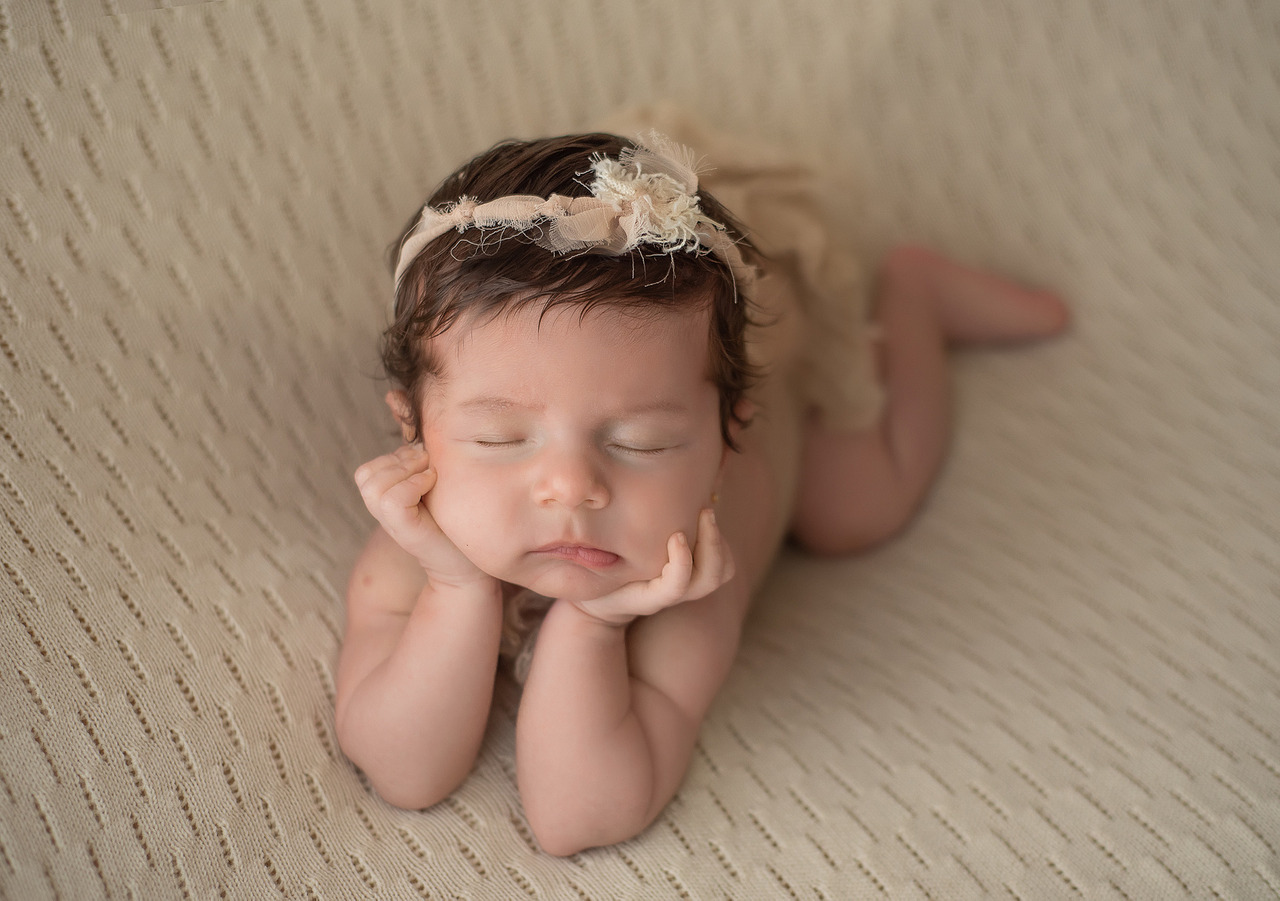 Fotografia newborn e na pose do sapinho feita pela fotógrafa Aline Fontes em Bento Gonçalves