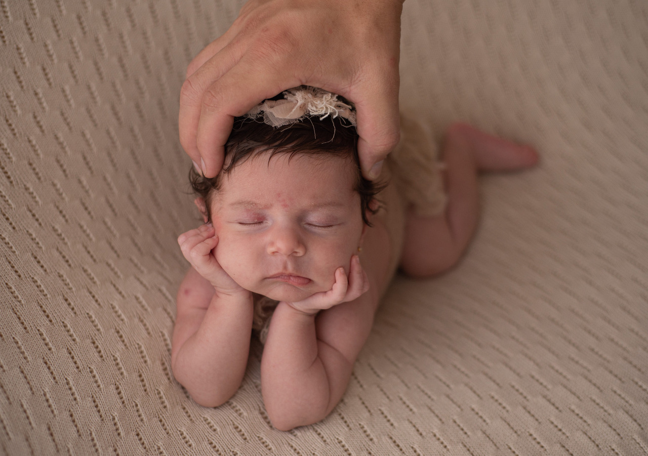 Pose da fotografia newborn fotos recem nascido chamada pose do sapinho feita pela Aline Fontes em uma montagem foto de recem nascido