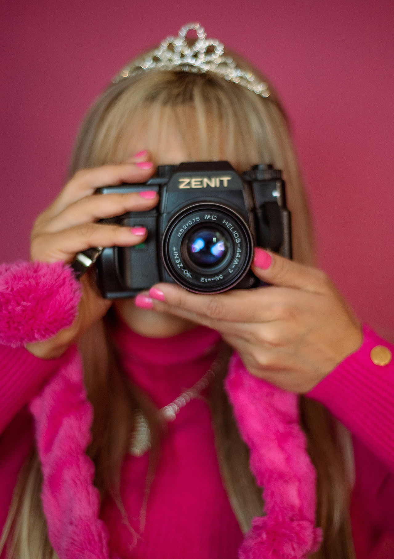 fotógrafa vestida com look rosa, unhas rosa e usando uma câmera retrô, em alusão ao outubro rosa 2023, aline fontes - bento gonçalves na serra gaúcha