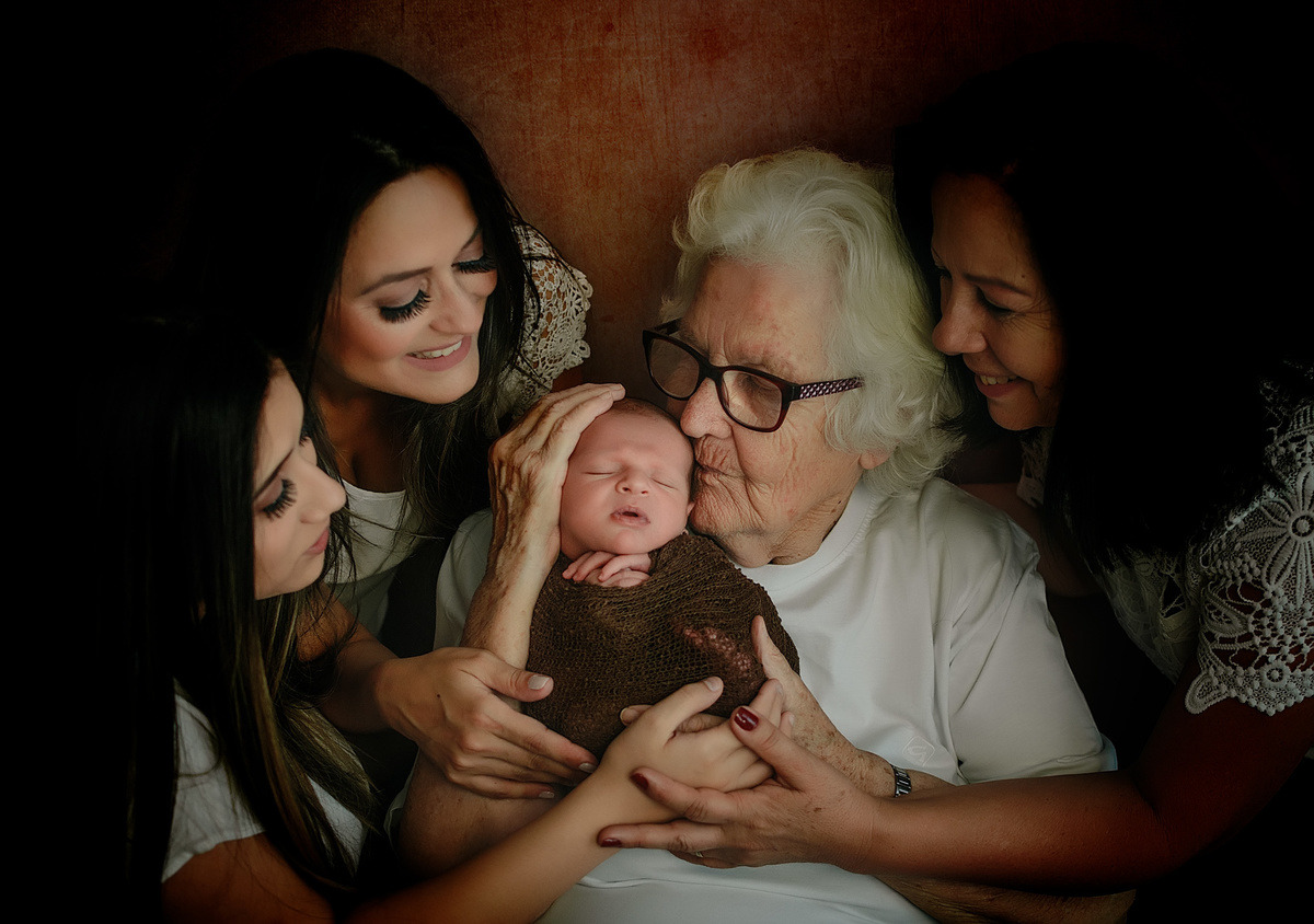 ensaio de recem nascido  com bisavo, avó, mãe e irmã, realizado por aline fontes em bento gonçalves na serra gaúcha