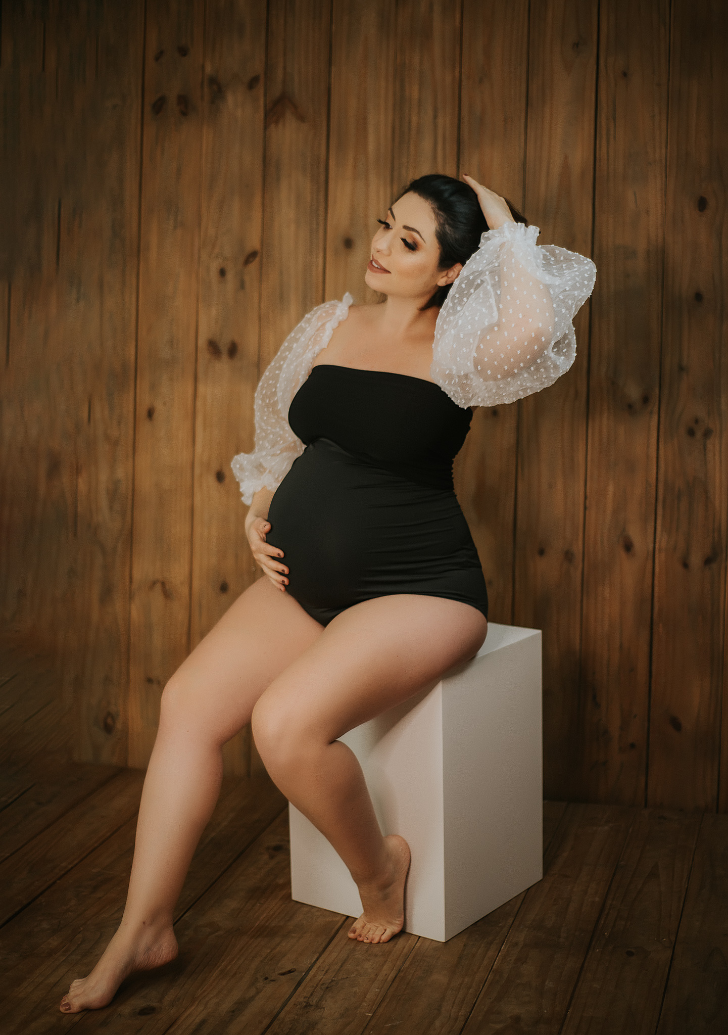 Vestindo a barriga de grávida Ensaio gestante ao pôr do sol