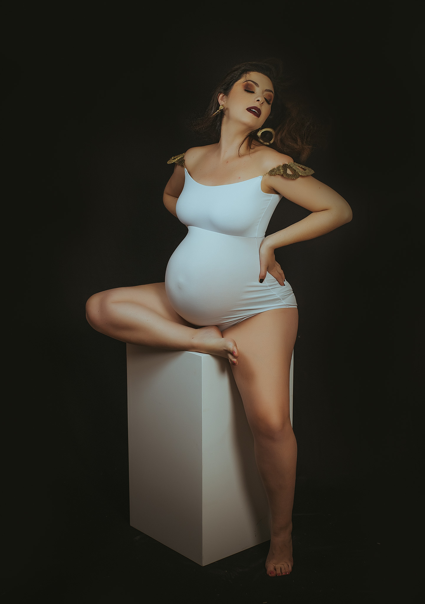 Estilo para mamães, Roupas versáteis para gestantes, Ensaio gestacional temático, Inspiração fashion para grávidas, Tendências em moda materna, Moda gestante contemporânea, Maternidade e elegância, Beleza durante a gestação, Fotografando a gravidez, Sessão de fotos no último trimestre, Ensaio gestante em locais urbanos,